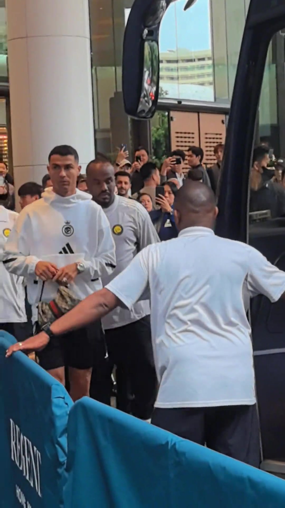 C罗登车时向球迷竖起拇指 手持葡萄牙队Labubu潮玩