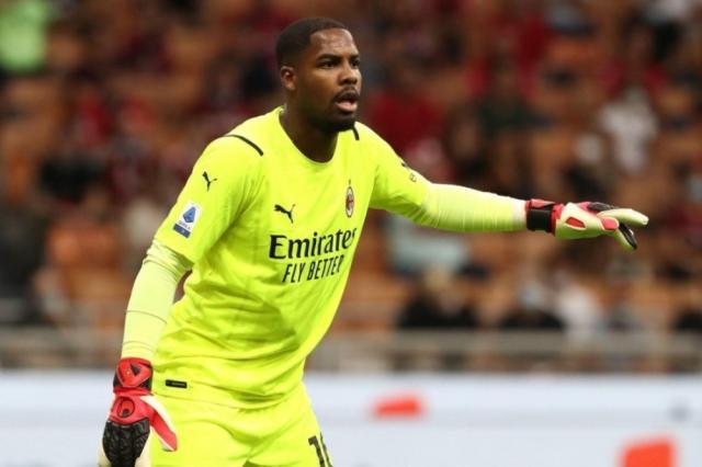 v站体育-迈尼昂封神后伤遁 AC米兰门将的“双保险”够不够？