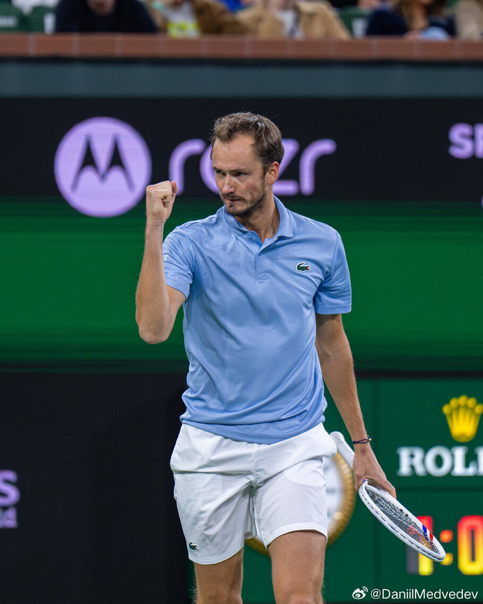 谁懂啊？梅总爆大冷淘汰了阿尔卡拉斯！|梅德维德夫|辛纳|卡洛斯·阿尔卡拉斯|扬尼克-辛纳|冠军_新浪体育_新浪新闻